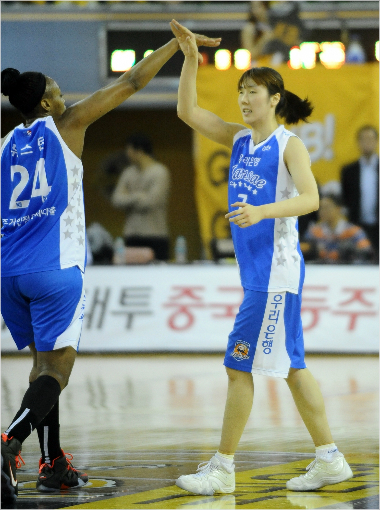 우리은행의3차전승리를이끈박혜진과휴스턴(사진/WKBL)