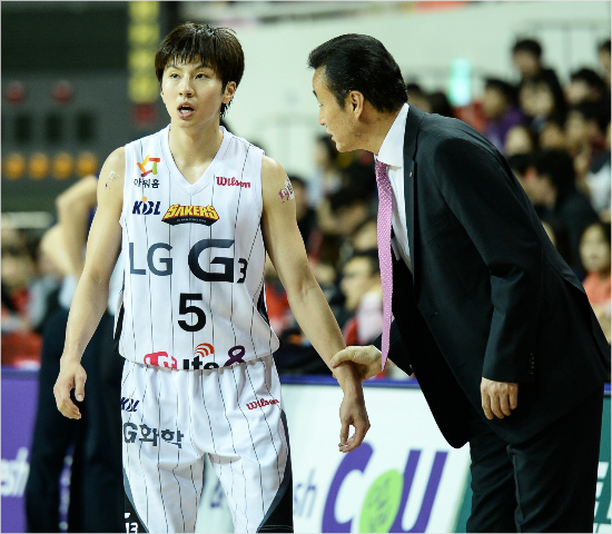 '시래야,믿을사람은너뿐이다'LG가드김시래(왼쪽)가26일모비스와4강PO5차전에서김진감독의지시를듣고있다.(울산=KBL)