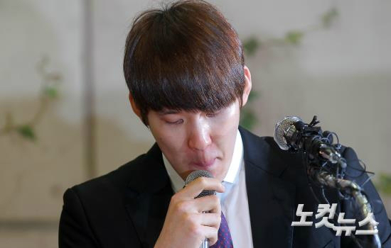 금지약물양성반응으로18개월자격정지징계를받은박태환(26)이27일오후서울송파구잠실관관호텔에서도핑검사와관련된논란에대한입장을밝히는기자회견을하고있다.(사진=박종민기자)