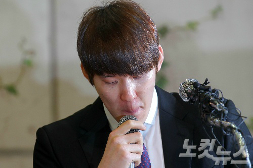금지약물양성반응으로18개월자격정지징계를받은박태환(26)이27일오후서울송파구잠실관광호텔에서도핑검사와관련된논란에대한입장을밝히는기자회견을하고있다.(사진=박종민기자)
