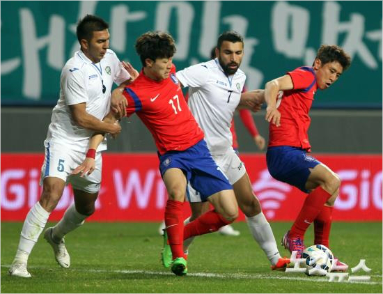 전북현대의미드필더이재성(왼쪽두번째)은자신의A매치데뷔전이었던우즈베키스탄과평가전에서맹활약하며울리슈틸리케감독의눈도장을확실하게찍었다.황진환기자