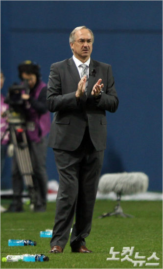 울리슈틸리케축구대표팀감독은대대적인선수구성의변화를주고도1-1무승부로끝난우즈베키스탄과평가전에만족감을드러냈다.황진환기자