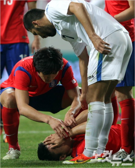 '슈틸리케호'의원톱공격수이정협은우즈베키스탄과평가전도중상대선수와충돌로이마가2cm가량찢어지는부상을당했다.부상으로이정협은31일뉴질랜드와경기에결장할전망이다.황진환기자