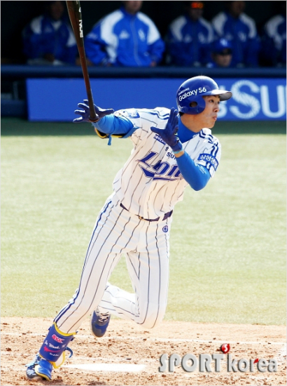 '데뷔첫안타'삼성구자욱이28일SK와개막전에서4회2타점2루타를때려내고있다.(대구=삼성)