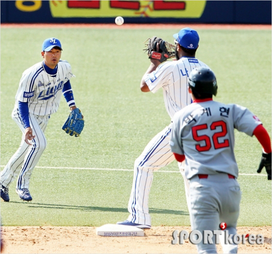 '아!병살타는안돼!'삼성유격수김상수(왼쪽)가28일SK와개막전에서4회이재원의타구를잡아2루수나바로(가운데)에게토스해주자박계현을아웃시키며더블플레이를시도하고있다.(대구=삼성라이온즈)