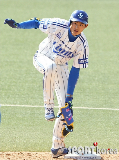 삼성구자욱이28일SK와시즌개막전이자자신의1군데뷔전에서안타를때려낸뒤2루에서보호대를풀고있다.(대구=삼성라이온즈)