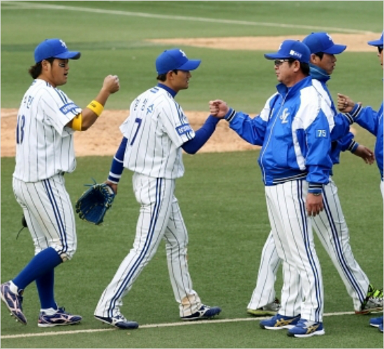 '잘했다'삼성류중일감독(오른쪽)이28일SK와시즌개막전에서승리한뒤선수들과주먹을부딪히는세리머니를하고있다.(대구=삼성라이온즈)