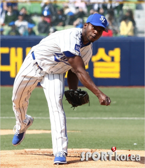 '피가로,피가로,피가로~'삼성피가로가28일SK와시즌개막전에서힘껏공을뿌리고있다.(대구=삼성)