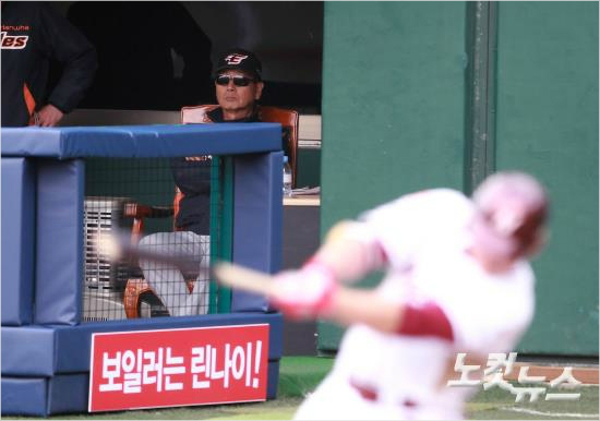 한화김성근감독이28일목동구장에서'2015타이어뱅크KBO리그'개막전넥센히어로즈와한화이글스의경기를지켜보고있다.(윤성호기자)