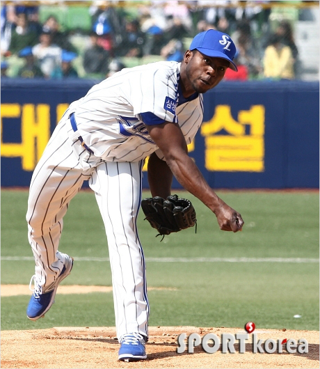 삼성피가로가28일SK와시즌개막전에서힘껏고을뿌리는모습.(자료사진=삼성)