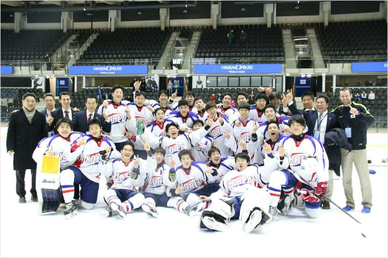 한국은2015국제아이스하키연맹(IIHF)18세이하아이스하키세계선수권디비전2그룹A대회에서5전전승으로우승하며3부리그인디비전1그룹B로승격했다.(자료사진=대한아이스하키협회)