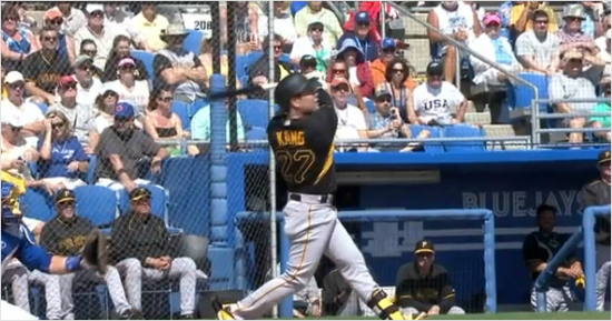 강정호가지난4일토론토와시범경기에서홈런을터뜨리는모습.(자료사진=피츠버그)