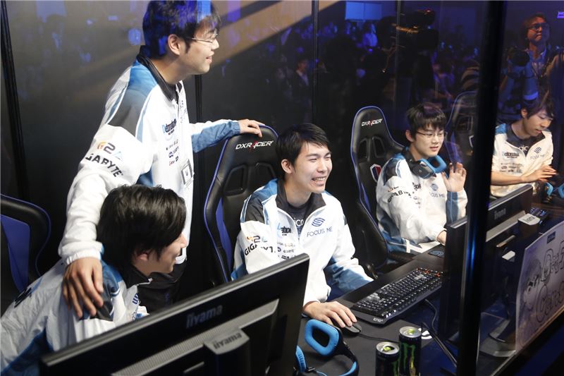 LJL 시즌1 우승을 차지한 데토네이션 포커스미 선수들.