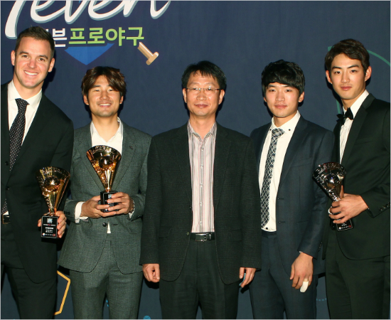 '이제는1군에서수상할겁니다'릭밴덴헐크,김상수,안현호단장,박해민,구자욱(왼쪽부터)등삼성선수단이지난해MVP,최우수신인및각부문별시상식에참석해기념촬영을한모습.(자료사진=삼성)