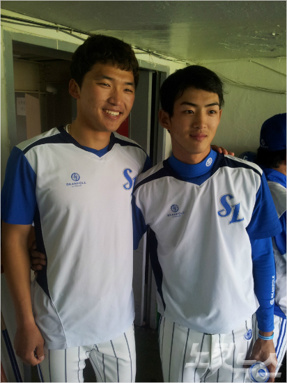 '사진은정말각도가중요하다'29일SK와경기를앞두고박해민(왼쪽)과구자욱이포즈를취한모습.다른각도에서찍으니조금앞에있는박해민의얼굴이상대적으로더커보인다.기사맨앞의사진과는차이가적잖다.(대구=임종률기자)