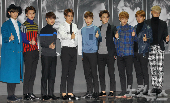 그룹엑소(EXO)가30일오전서울강남구삼성동SMTOWN코엑스아트움에서정규2집‘EXODUS’발매기자회견을마친뒤포즈를취하고있다.박종민기자