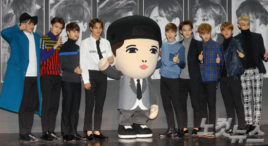 그룹엑소(EXO)가30일오전서울강남구삼성동SMTOWN코엑스아트움에서정규2집‘EXODUS’발매기자회견을하고있다.박종민기자