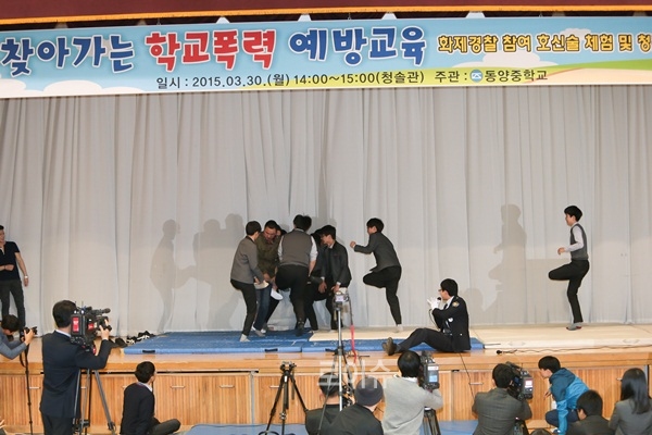 ▲학교폭력예방교육이벤트에서닭싸움을벌이고있다.(사진제공=부산경찰청)