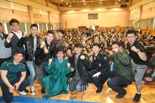 ▲학교폭력예방부산사나이프로젝트이벤트에서개그맨윤형빈ㆍ김영민,몸짱ㆍ얼짱경찰관들이포즈를취하고있다.(사진제공=부산경찰청)