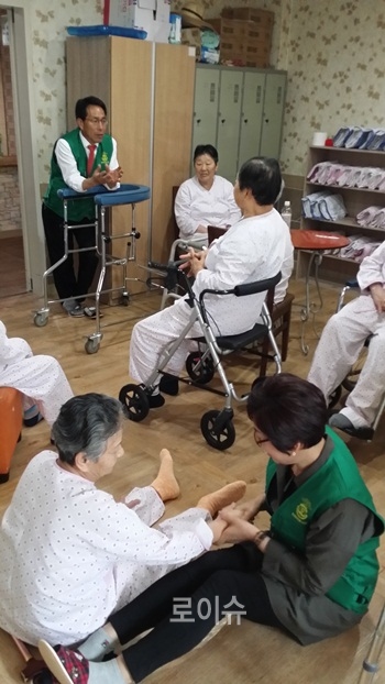 ▲진주교도소교정위원들이어르신들과얘기를나누며즐거운시간을보내고있다.(사진제공=진주교도소)