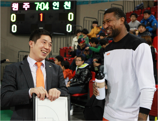 '우리꼭다시만나자'전자랜드포웰과3년동안동고동락한변영재통역.(자료사진=KBL)