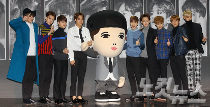 그룹엑소(EXO)가30일오전서울강남구삼성동SMTOWN코엑스아트움에서정규2집‘EXODUS’발매기자회견을하고있다.박종민기자