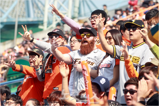 '과연이들의응원은응답을받을까'28일넥센과목동개막전에서열띤응원을펼치고있는한화팬들.(자료사진=윤성호기자)