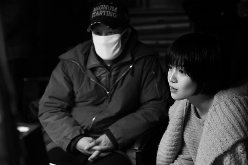 영화'널기다리며'촬영장의배우심은경.(사진=NEW제공)