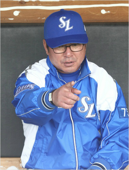 '두고봐,꼭나온다'삼성류중일감독은144경기체제로바뀐올시즌분명히희생양이나올것이라고예상했다.사진은SK와개막2연전에서취재진과이야기를나누는모습.(자료사진=삼성)