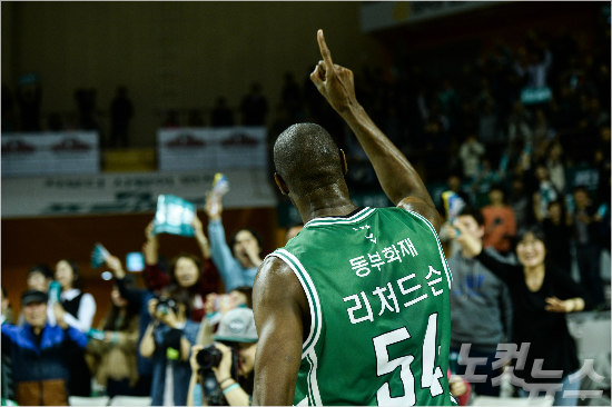 27일원주종합체육관에서열린프로농구4강플레이오프5차전에서쐐기3점슛을성공시켜동부의승리를이끈리처드슨(사진제공/KBL)
