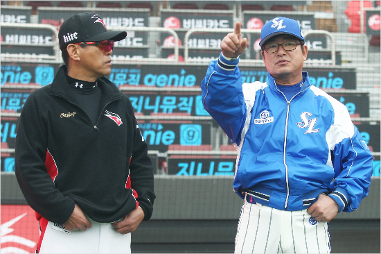 '수원많이좋아졌네'조범현케이티감독(왼쪽)이31일삼성과홈개막전에앞서상대류중일감독과이야기를나누고있다.(수원=삼성)
