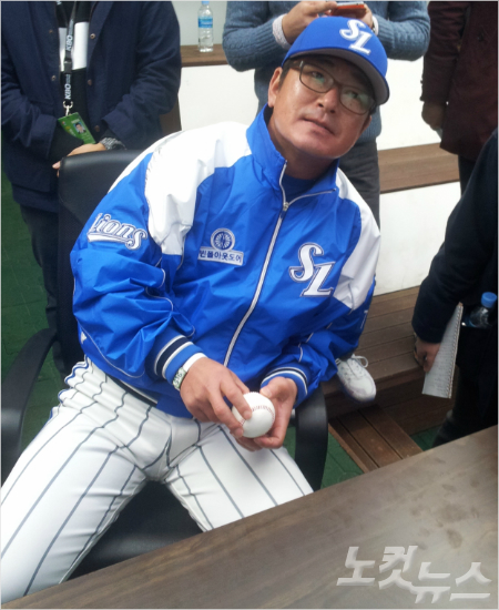 '맞다니까그러네'삼성류중일감독이31일케이티와원정경기에앞서야구공을쥔채취재진과투구회전수설전을벌이고있다.(수원=임종률기자)