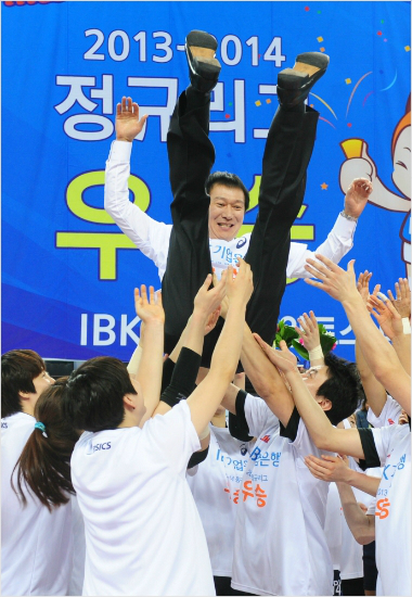 "이맛에우승하지."IBK기업은행이2년만에다시정상에올랐다.지난시즌정규리그우승장면.(자료사진=기업은행)
