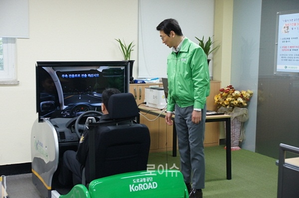 ▲교도관이음주운전시뮬레이션을하고있다.(사진제공=부산교도소)