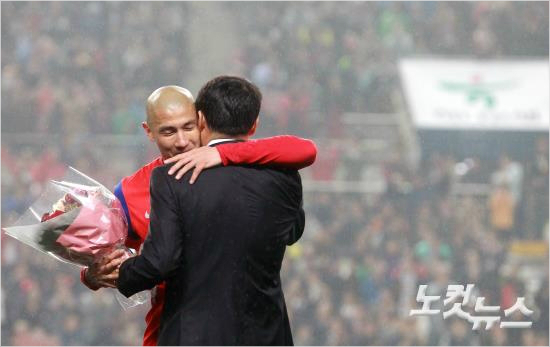 14년간국가대표팀에서활약한차두리가은퇴했다.31일오후서울상암월드컵경기장에서열린대한민국대뉴질랜드의A매치평가전하프타임에열린차두리의은퇴식에서아버지차범근의축하를받고있다(사진=윤성호기자cybercoc1@cbs.co.kr)