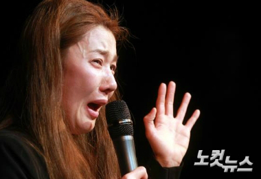 소속사소울샵엔터테인먼트(이하소울샵)와갈등을겪고있는가수길건이31일오후서울종로구모처에서기자회견을열고눈물을흘리며입장을밝히고있다.윤성호기자