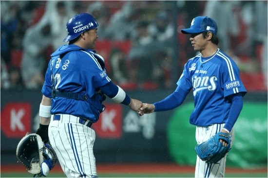 '축하해'삼성마무리임창용(오른쪽)이31일케이티와원정에서통산200세이브를달성한뒤포수진갑용과악수를나누고있다.(수원=삼성라이온즈)