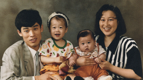 다큐멘터리영화'반짝이는박수소리'의주인공인상국경희씨부부와두자녀.(이하사진=낭만회관제공)