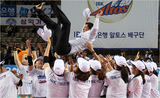 "감독님훈련안줄여주시면놓칠거예요."IBK기업은행이정철감독은타협이없는사령탑으로유명하다.하지만덕분에정상까지올라왔다.(자료사진=KOVO)