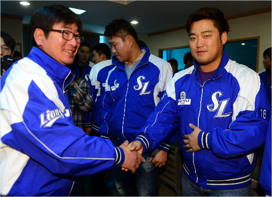 '올해도잘해보재이~'삼성류중일감독(왼쪽)이지난1월구단시무식에서주장박석민과악수하며올해선전을다짐하는모습.(자료사진=삼성라이온즈)