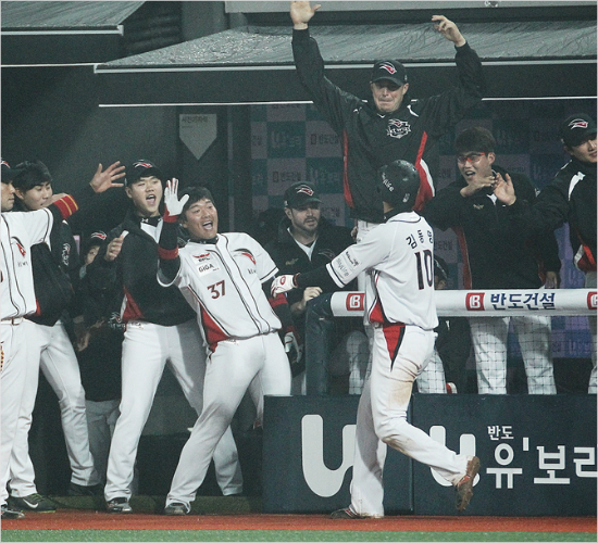 '분위기는좋았는데...'케이티선수들이3월31일삼성과창단첫홈경기에서득점에성공한김동명을축하해주는모습.그러나케이티는6-8로져창단첫승을다음으로미뤘다.(자료사진=케이티위즈)