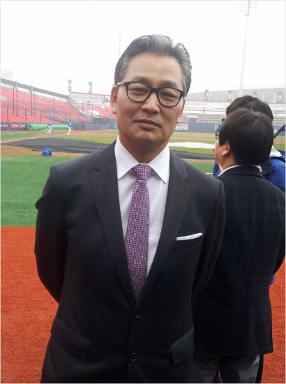 '나는괜찮아요?'김진욱전두산감독이3월31일수원케이티-삼성의경기전취재를하다포즈를취한모습.(사진=임종률기자)