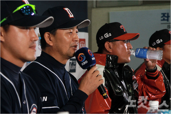 '이럴때도있었는데...'김진욱전두산감독(왼쪽두번째)가2013년LG와플레이오프미디어데이에서각오를밝히는모습.(자료사진=황진환기자)