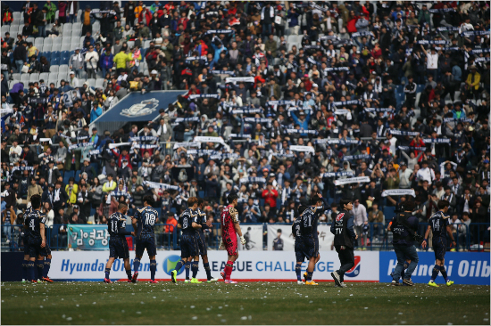 서울을연고로하는프로축구팀의창단을기다렸던많은축구팬은서울이랜드FC의홈개막전이열린잠실주경기장을찾아열렬한지지를보냈다.(자료사진=한국프로축구연맹)