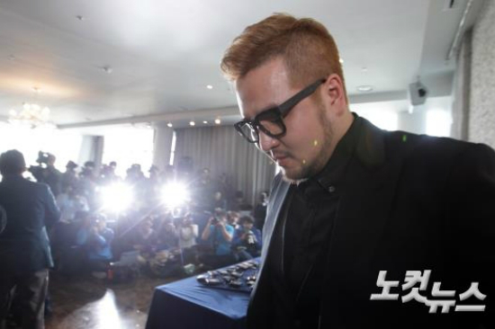 소울샵엔터테인먼트(이하소울샵)의대표김태우(33)가1일오후서울서초구올림픽대로가빛섬플로팅아일랜드에서기자회견을갖고길건과불거진전속계약갈등과관련해입장을밝힌후나서고있다.(사진=윤성호기자)