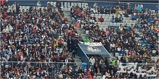 K리그챌린지서울이랜드FC는지난달29일열린홈개막전에서안전요원과물리적충돌을빚고타관중에위협적인행동을했던축구팬4명에게'홈경기영구출입정지'를결정했다.오해원기자