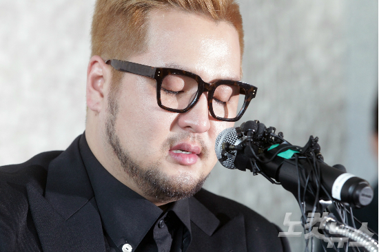 김태우(33)가1일오후서울서초구올림픽대로가빛섬플로팅아일랜드에서기자회견을갖고길건과불거진전속계약갈등과관련해입장을밝히고있다.(사진=윤성호기자)