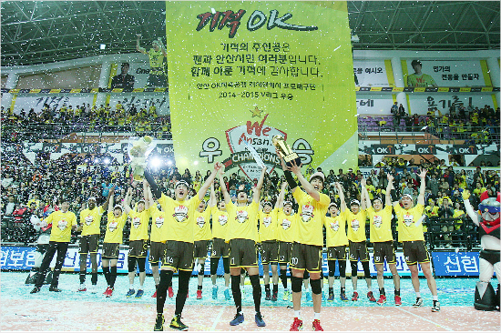 V-리그남자부의'막내'OK저축은행은수준급외국인선수와뛰어난국내선수의조화로창단2년만에당당히정상에올랐다.(자료사진=KOVO)