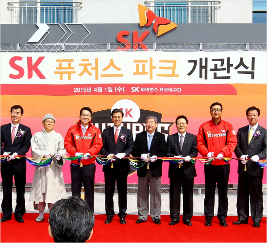 'SK의미래다'구본능KBO총재(오른쪽네번째),임원일SK와이번스대표이사(왼쪽네번째),김용희SK감독(오른쪽두번째)등관계자들이1일SK퓨처스파크개관식에서테이프커팅을하고있다.(인천=SK와이번스)