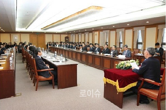 ▲강민구부산지법원장이전체판사회의를주재하고있다.(사진제공=부산지법)